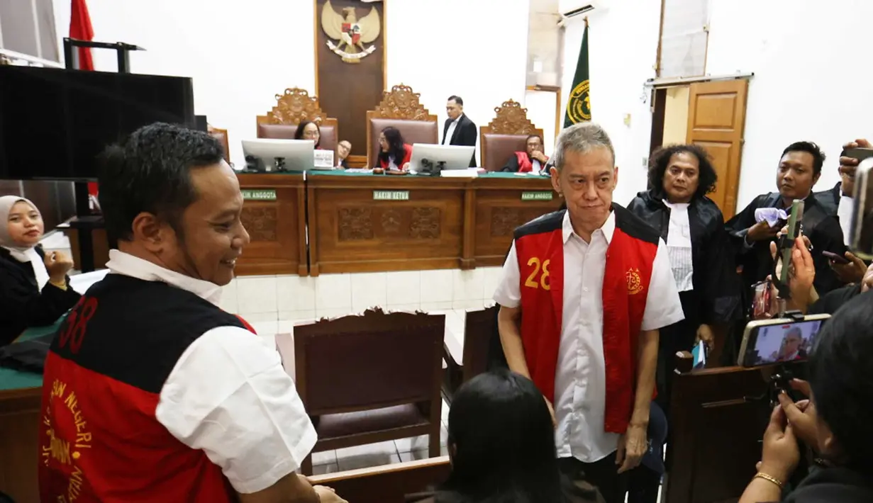 Sidang lanjutan beragendakan pengajuan nota pembelaan atau pledoi dari terdakwa Fariz RM terhadap tuntutan dari Jaksa Penuntut Umum (JPU). (KapanLagi.com/Budy Santoso)