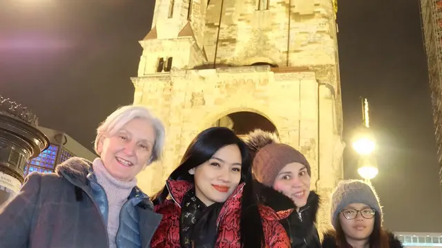 Titi Kamal bersama keluarga.