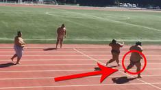 Video tiga pegulat sumo asal Jepang berlomba lari membuat penonton tertawa karena salah satu diantara mereka celananya melotor saat garis finis.