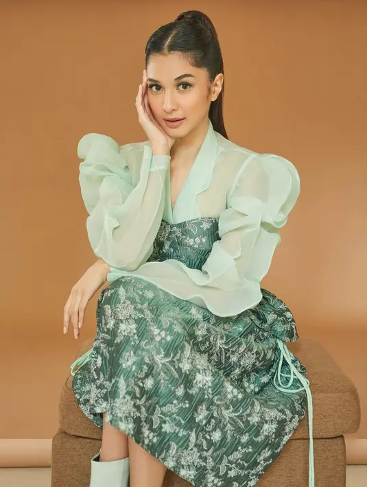 Tampilan preppy girly dengan kemeja menerawang dan dress yang sama-sama berwarna hijau ala Mikha. [@mikhatambayong]