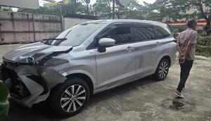 Mobil di Depok rusak tertimpa pohon. (Dicky Agung Prihanto)