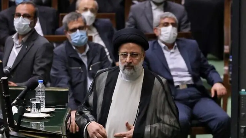 Presiden baru terpilih Iran Ebrahim Raisi berdiri di podium saat upacara pengambilan sumpah di parlemen Iran di ibukota Teheran pada 5 Agustus 2021. (Atta KENARE / AFP)