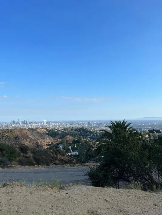 Meski begitu, Zaskia Adya Mecca bersyukur bisa menginjak benua lain yang juga bukti kebesaran Sang Khalik. Sebagai insan film, ia merasa familier dengan sejumlah titik di Hollywood Hills. “Tapi emang tiap corner berasa kenal dan familiar disini, krn sering liat di film/series. Walau rasanya ‘gini doang toh’ tetep bersyukur bgt akhirnya nyampe sini sbg undangan. Ga kebayang kalo bayar sndiri semua, mo pingsan mahal2 banget segala rupa, Ampun!” cuitnya. (Foto: Dok. Instagram @zaskiadyamecca)