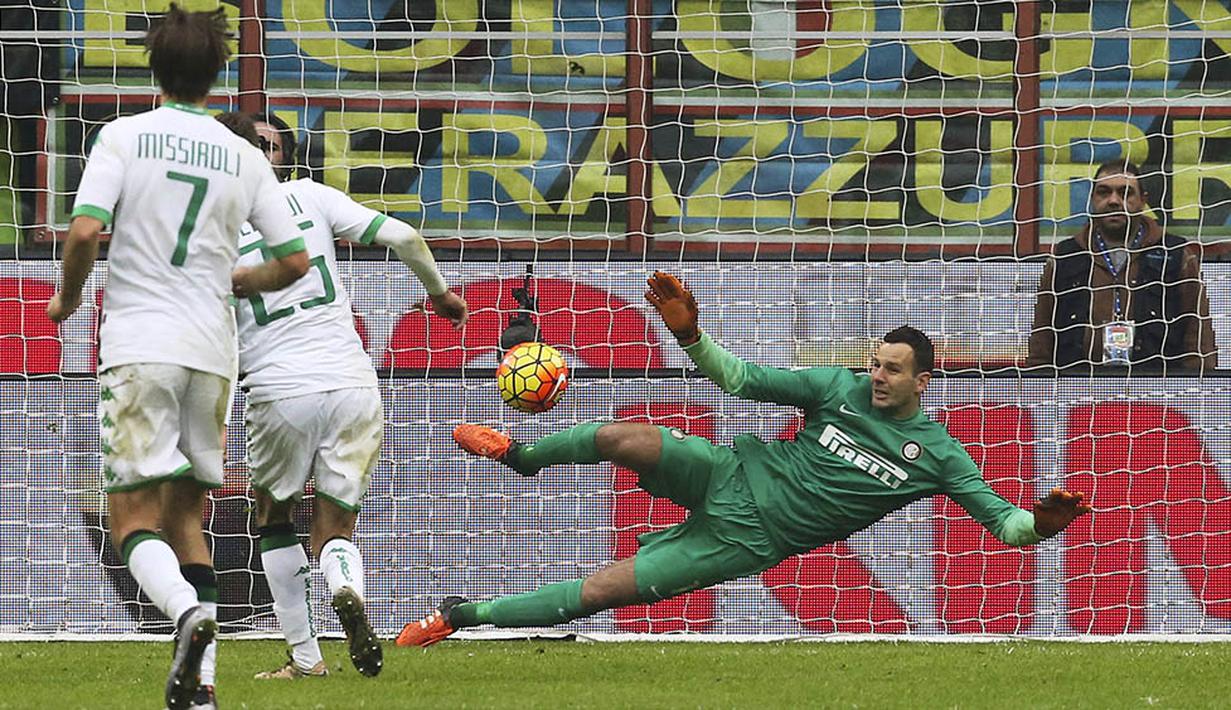 Proses terjadinya gol Sassuolo yang dicetak Domenico Berardi melalui penalti saat injury time babak kedua. Akibat kekalah itu La Beneamata tergusur dari puncak klasemen. (Reuters/Stefano Rellandini)