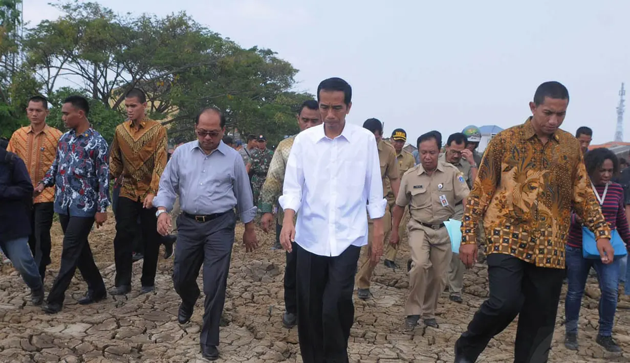 Meski sudah menjadi Presiden Terpilih, Jokowi yang sekarang selalu dikawal Paspampres tetap memilih 'kalem'. (Liputan6.com/Herman Zakharia) 