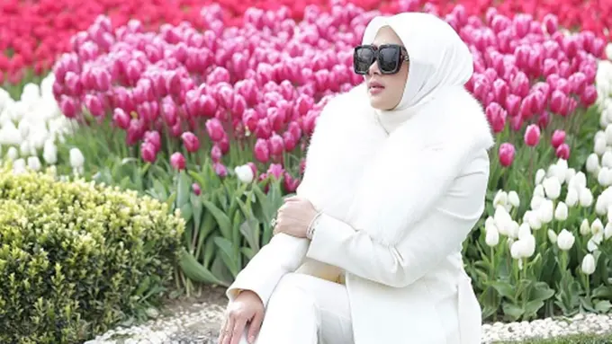 [Bintang] Sederet Pujian untuk Video Klip Religi Syahrini, I Love You Allah