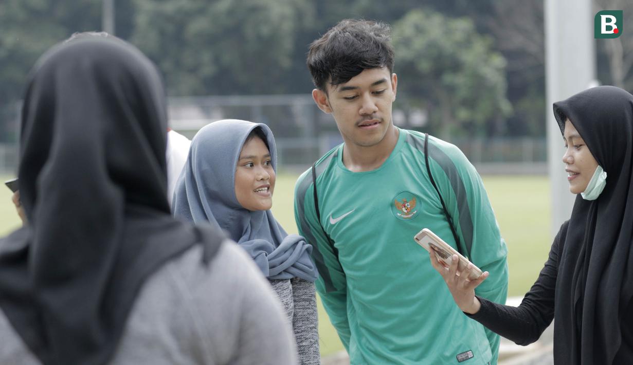 Gelandang Timnas Indonesia, M. Luthfi, foto bersama fans usai latihan di Lapangan ABC Senayan, Jakarta, Kamis (22/2/2018). Latihan ini dilakukan untuk persiapan Piala AFF U-18 2018 dan Piala Asia U-19 2018. (Bola.com/M Iqbal Ichsan)