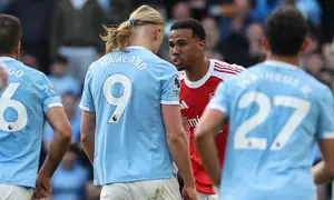 Erling Haaland dan Gabriel Magalhaes bersitegang pada laga Manchester City vs Arsenal dalam lanjutan Liga Inggris 2025/2026 di Etihad Stadium, Minggu (19/4/2026). (Darren Staples / AFP)