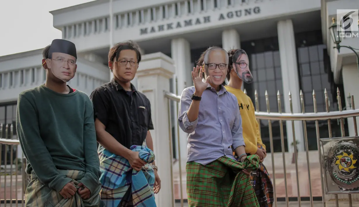 Sejumlah massa aksi dari Indonesia Corruption Watch (ICW) menggelar aksi teatrikal klinik sunat putusan koruptor di depan Gedung Mahkamah Agung, Jakarta, Jumat (29/3). Dalam aksinya mereka menuntut Mahkamah Agung untuk menolak setiap permohonan PK yang diajukan oleh terpidana korupsi. (Liputan6.com