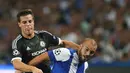 Gelandang Porto, Andre Andre (kanan) berusaha mengontrol bola dari kawalan bek Chelsea, Cesar Azpilicueta pada laga Liga Champions di Stadion Dragao, Portugal Rabu (30/9/2015). Porto Menang atas Chelsea dengan skor 2-1. (Reuters/Matthew Childs)