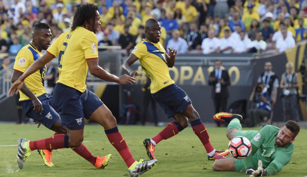Kiper Brasil, Alisson  menyelamatkan gawangnya dari serangan para pemain Ekuador pada laga pembuka Copa Amerika 2016 di Stadion Rose Bowl, Pasadena, (5/6/2016) WIB. (Mandatory Credit: Kelvin Kuo-USA TODAY Sports)