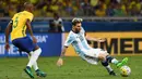 Lionel Messi (kanan) mencoba melewati hadangan pemain Brasil, Fernandinho pada laga Kualifikasi Piala Dunia 2018 zona Amerika Selatan di Stadion Governador Magalhaes Pinto, Belo Horizonte, Kamis (10/11/2016). (AFP/Vandelei Almeida)