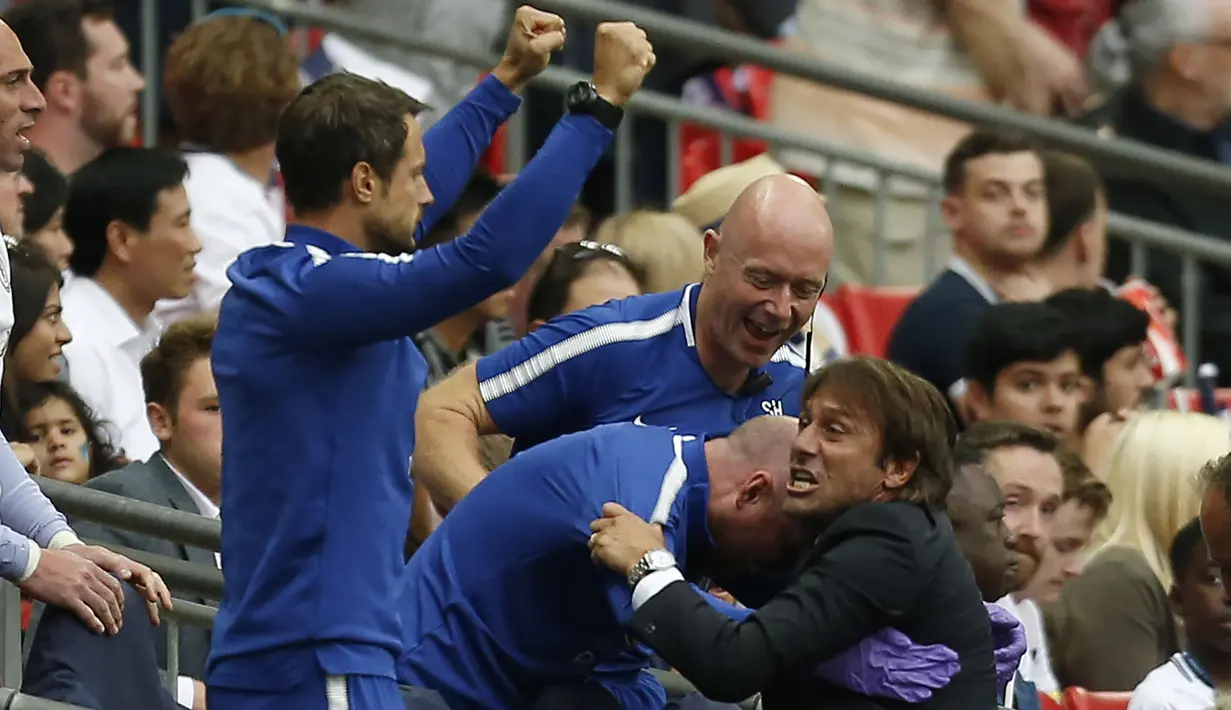 Pelatih Chelsea, Antonio Conte melakukan selebrasi bersama asisten pelatihnya usai bek Chelsea, Marcos Alonso mencetak gol kedua ke gawang Tottenham Hostpur pada Liga Inggris di Stadion Wembley di London, (20/8). (AFP Photo/Ikimages/Ian Kington) 