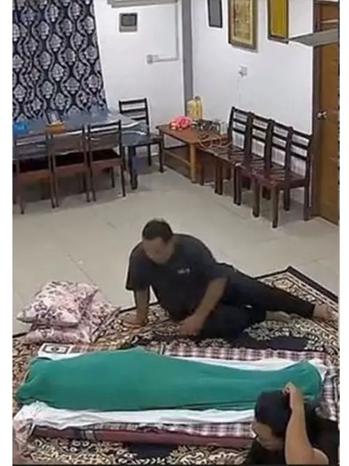 Momen Anak Tidur di Samping Jenazah Ayahnya Sebelum Dimakamkan, Bikin Sedih