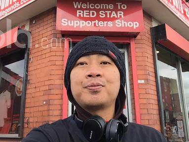Saya kontributor Bola.com, Joko Setyo Pramuji, akan bercerita tentang keseruan sebelum laga Premier League antara Manchester United melawan Chelsea langsung dari Stadion Old Trafford, Inggris, Minggu (16/4/2017). (Bola.com/Joko Setyo Pramuji)
