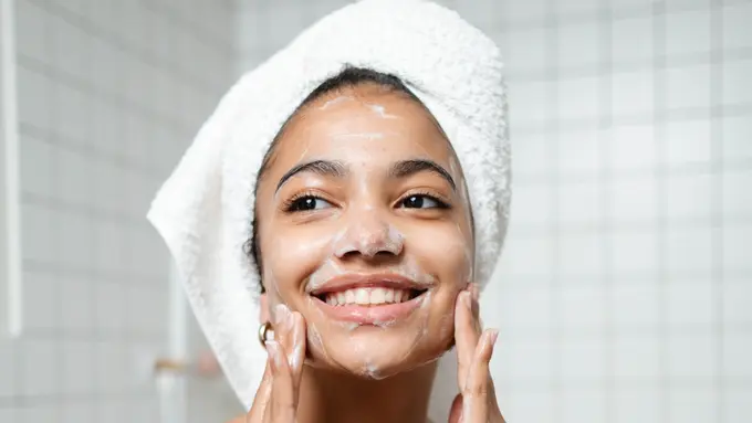 4 Langkah Rawat Kulit Berminyak pada Malam Hari