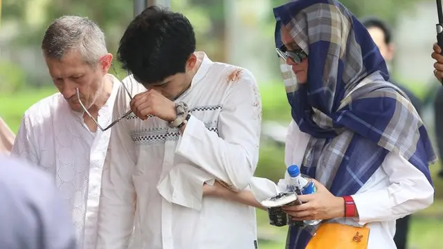 7 Potret Pemakaman Ibunda Maxime Bouttier, Luna Maya Setia Mendampingi