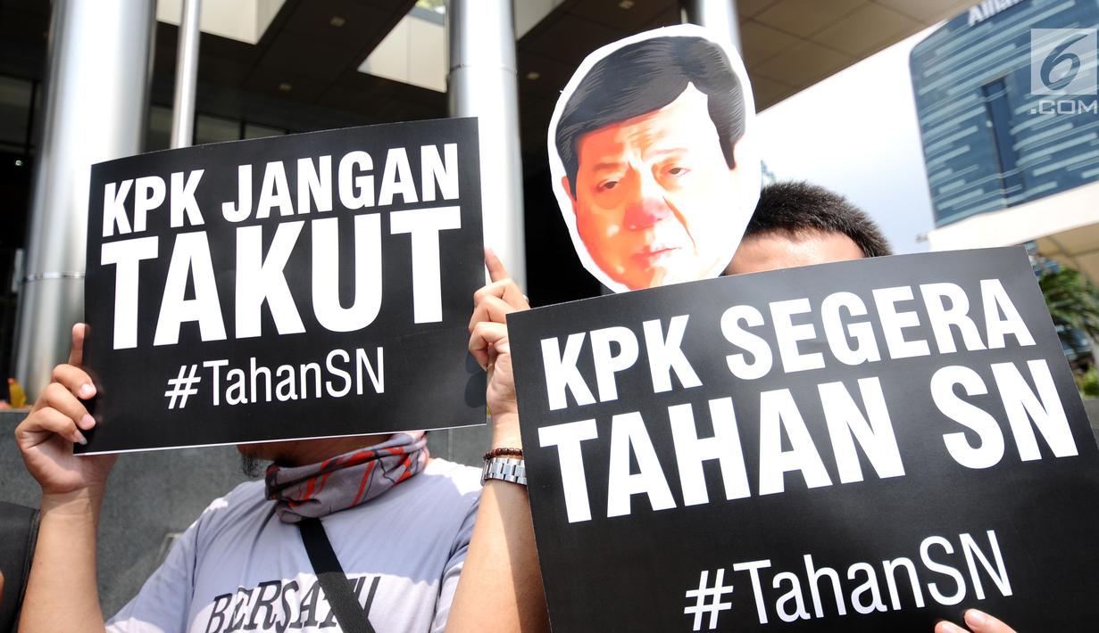 Aktivis Koalisi Masyarakat Sipil Anti Korupsi mengangkat tulisan saat aksi di depan Gedung KPK, Jakarta, Kamis (14/9). Mereka menuntut KPK segera menahan tersangka kasus dugaan korupsi KTP elektronik, Setya Novanto. (Liputan6.com/Helmi Fithriansyah)