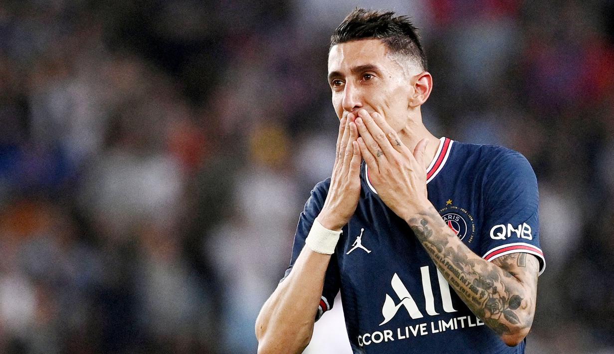 Angel Di Maria menutup akhir cerita di PSG dengan persembahan manis. Sang pemain menyumbang satu gol saat PSG menaklukkan FC Metz 5-0. Di momen tersebut Di Maria tampak bersedih karena harus berpisah dengan klub yang telah ia bela selama tujuh tahun. (AFP/Anne-Christine Poujoulat)