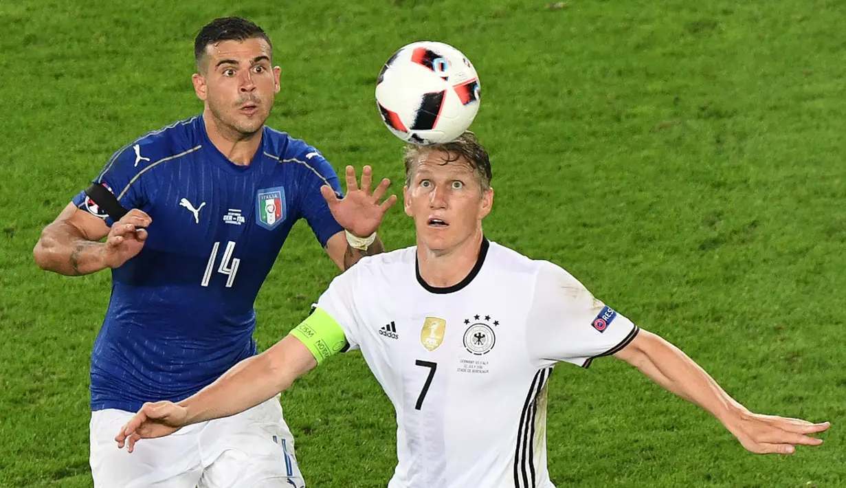 Jerman kemungkinan besar juga akan kehilangan Bastian Schweinsteiger yang mengalami cedera ligamen lutut. Namun, sang pelatih Joachim Low masih menaruh harap bisa pulih dan bermain di semifinal. (AFP/Mehdi Fedouach)
