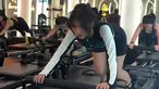 Tampil sporty, Fuji terlihat asyik mengikuti kelas pilates bareng para sahabatnya. Meskipun sering dijodohkan netizen usai putus dari Thariq, Fuji masih betah menjomblo. (Liputan6.com/Tiktok/@fujiiian)