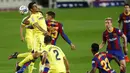 Pemain Barcelona, Clement Lenglet, berebut bola dengan pemain Villareal, Gerard Moreno, pada laga Liga Spanyol di Stadion Camp Nou, Senin (28/9/2020). Barcelona menang dengan skor 4-0. (AP Photo/Joan Monfort)