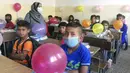 Para siswa mengikuti pelajaran pada hari pertama mereka kembali ke sekolah di Qamishli Suriah, Minggu (13/9/2020). Lebih dari tiga juta siswa bersekolah di daerah yang dikuasai pemerintah, menandai hari sekolah pertama di tengah langkah ketat untuk mencegah penyebaran COVID-19. (SANA via AP)