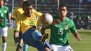 Gaya pemain Brasil, Paulinho (kiri) menghalau bola dari kejaran pemain Bolivia, Christian Machado pada kualifikasi Piala Dunia 2018 zona CONMEBOL di La Paz, Bolivia, (5/10/2017). Brasil bermain imbang 0-0. (AFP/Nelson Almeida)