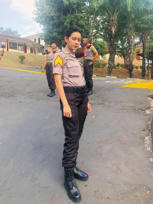 Laura Theux berseragam Polri (instagram/laura_theux)