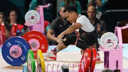 Lifter Indonesia, Eko Yuli Irawan terjatuh saat melakukan angkatan clean and jerk pada cabang olahraga angkat besi 61 kg putra Olimpiade 2024 di South Paris Arena, Paris, Prancis, Rabu (07/08/2024). (Dok. NOC Indonesia/Naif Muhammad Al'as)