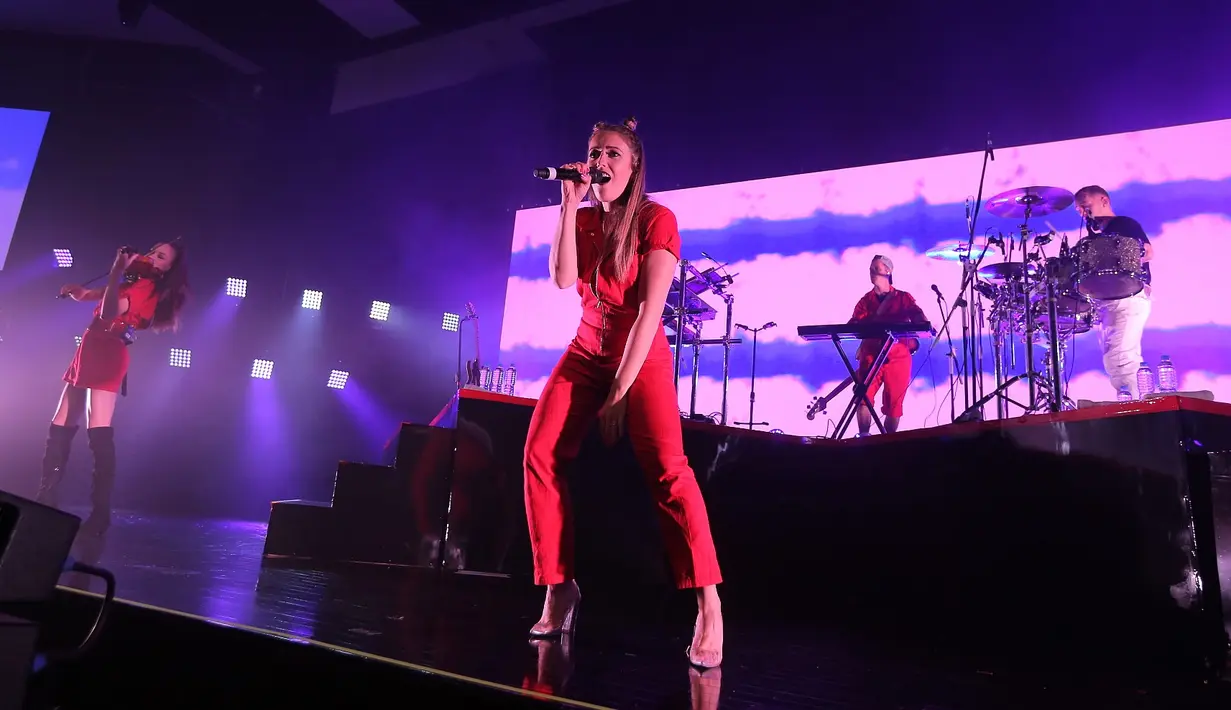 Terdengar riuhnya teriakan dan keseruan ketika lagu-lagu tersebut dibawakan. (Deki Prayoga/Bintang.com)