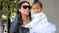 Kim Kardashian ajarkan anaknya, North West eksis di media sosial sejak dini.| foto : Intouchweekly