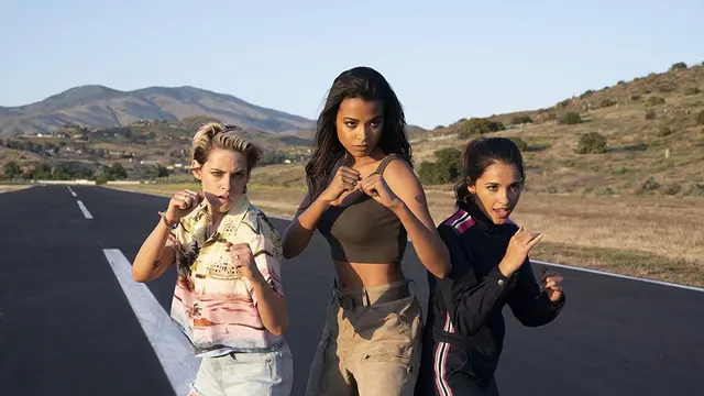 Kristen Stewart, Ella Balinska, dan Naomi Scott berpose dalam Charlies Angels 2019. (Foto: Dok. IMDb/ Columbia Pictures)