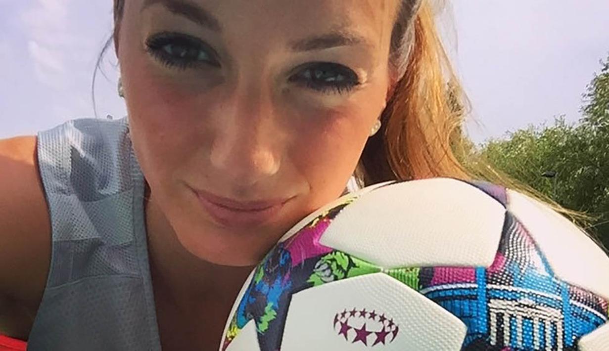 Namun untuk urusan postur tubuh, Kosovare Asllani memiliki perbedaan dengan Ibrahinovic. Jika Ibra memiliki tinggi 195 cm, maka Kosse hanya 166 cm. (Bola.com/Instagram/asllani9)