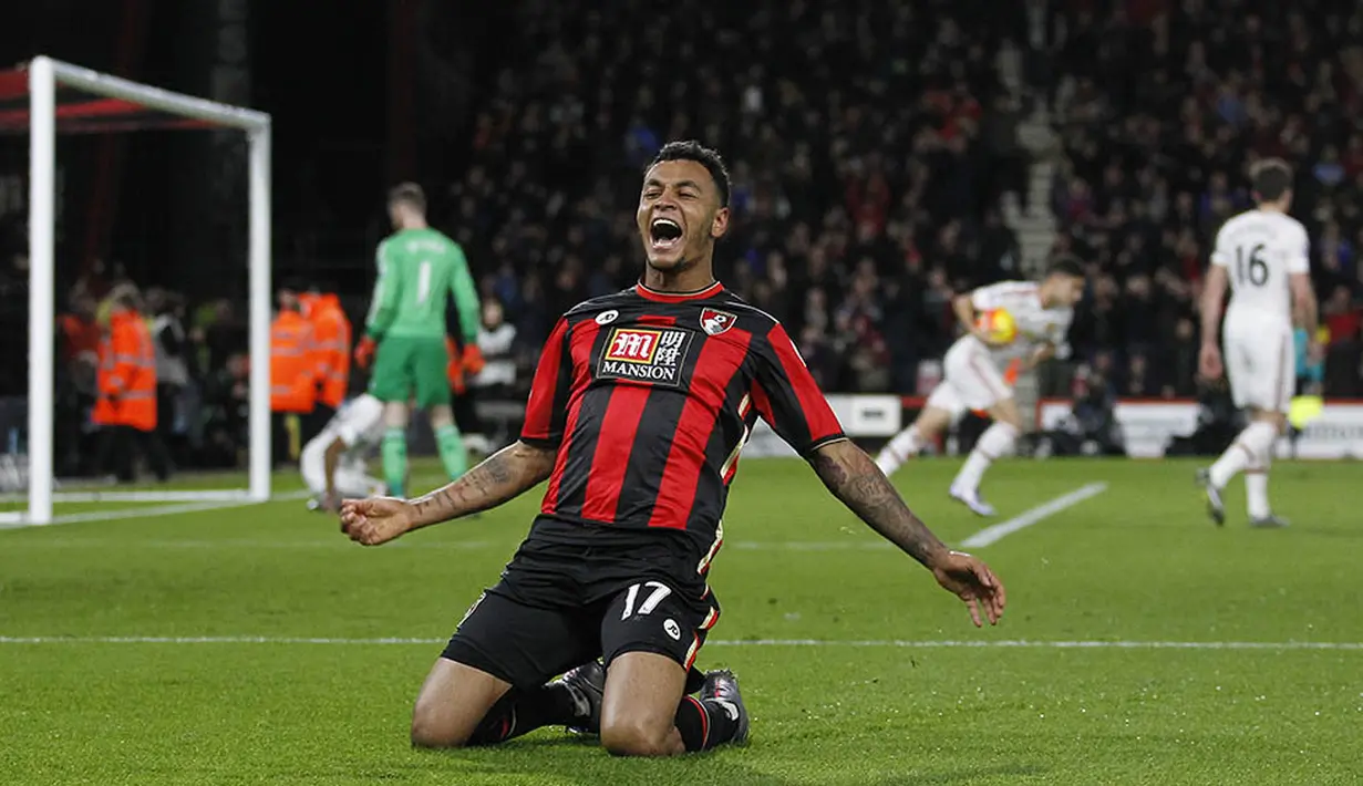 Striker Bournemouth, Joshua King, merayakan gol kemenangan atas MU pada laga Liga Premier Inggris di Stadion Vitality, Inggris, Sabtu (12/12/2015). (AFP/Ian Kington)