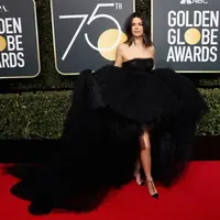 Cantik dan mempesona, sepertinya hal yang sudah melekat di diri Kendall Jenner. Di setiap penampilannya, Kendall selalu berhasil menunjukan parasnya yang cantik dengan wajah yang flawless. (Foto: AFP)