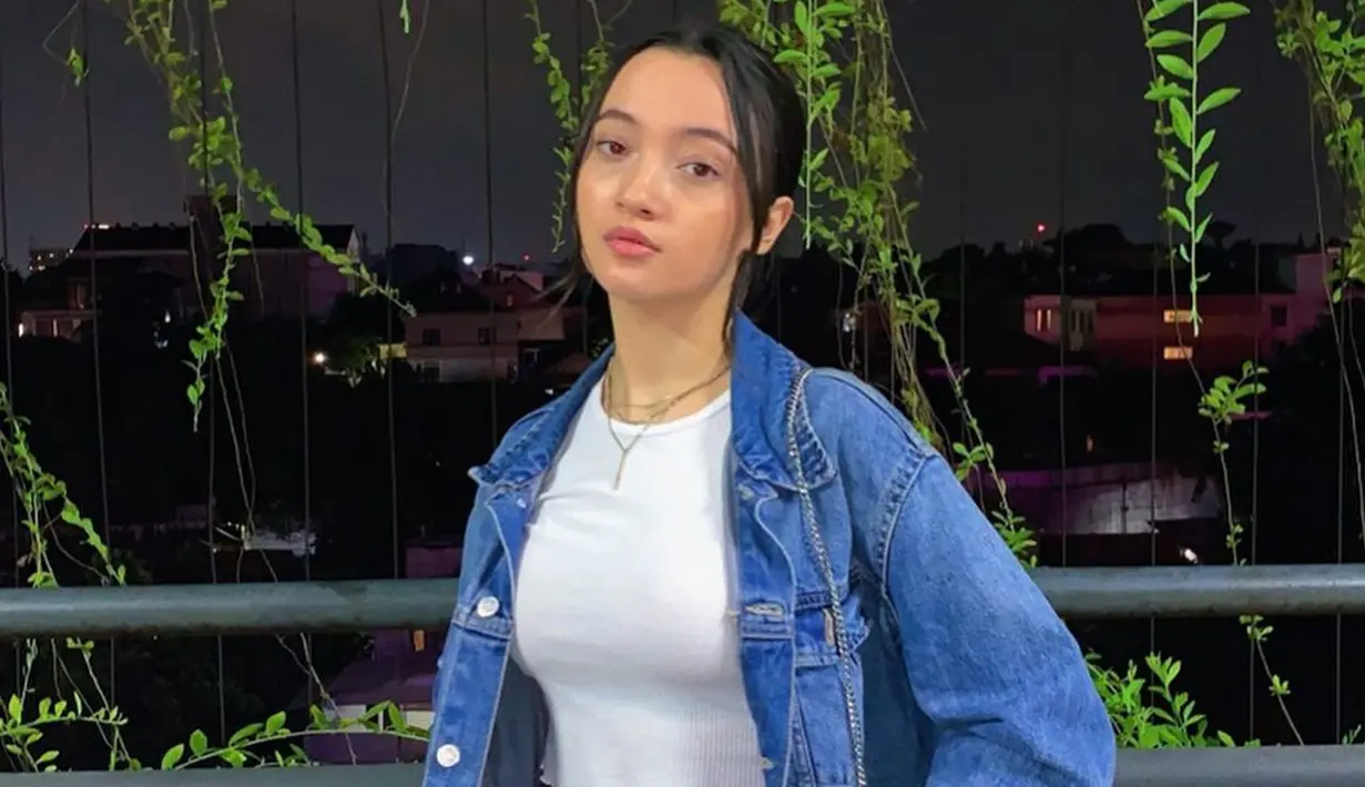 Mengguanakn jaket denim oversize, adik dari Bryan Domani ini memilih menggunakan riasan wajah sederhana. Ia pun memadukan penampilan casualnya dengan sling bag. (Liputan6.com/IG/@megandomani1410)