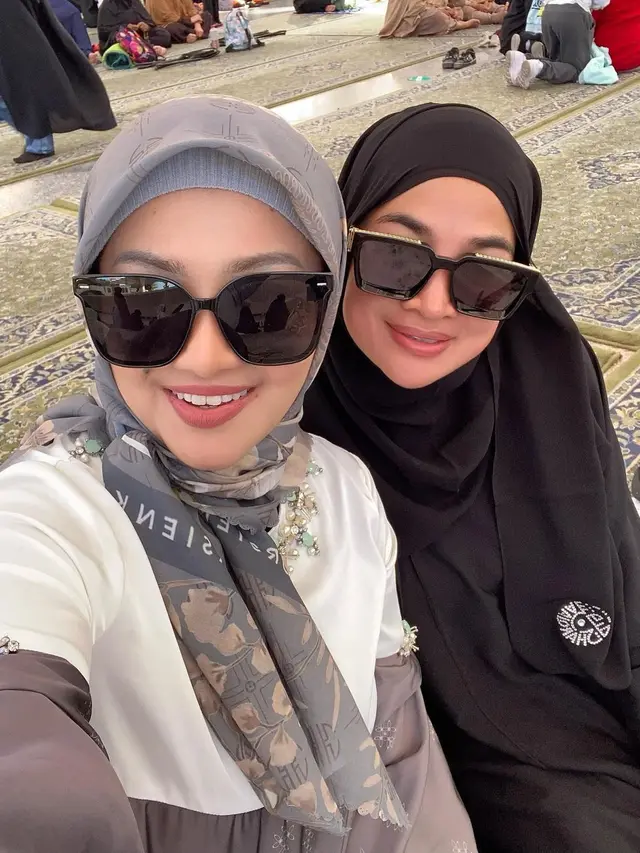 8 Potret Fitri Carlina dan Suami Jalani Umroh, Persiapannya Singkat