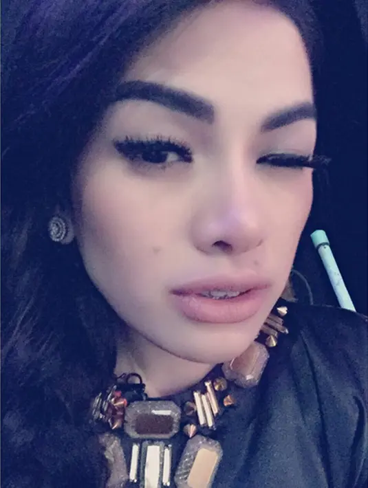 Wanita berusia 29 tahun ini mengaku tidak mengarahkan anaknya untuk terjun ke dunia hiburan seperti dirinya. (via instagram/@nikitamirzanimawardi)