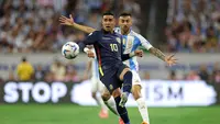 Gelandang Ekuador Kendry Paez berebut bola dengan penyerang Argentina Nicolas Gonzalez selama pertandingan sepak bola perempat final turnamen Conmebol 2024 Copa America antara Argentina dan Ekuador di Stadion NRG di Houston, Texas, pada 4 Juli 2024.CHARLY TRIBALLEAU / AFP