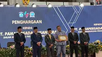 HCGS Departement Head PT PAMA BPOP M. Banuarto Adhisaputro saat mewakili PT PAMA menerima penghargaan yang diberikan langsung oleh Wali Kota Balikpapan Rahmad Mas’ud dan unsur pimpinan DPRD Balikpapan.