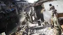 Petugas saat menghancurkan bangunan liar rumah semi permanen di sepanjang bantaran kali Mampang, Jakarta, Senin (18/8/14). (Liputan6.com/Faizal Fanani)