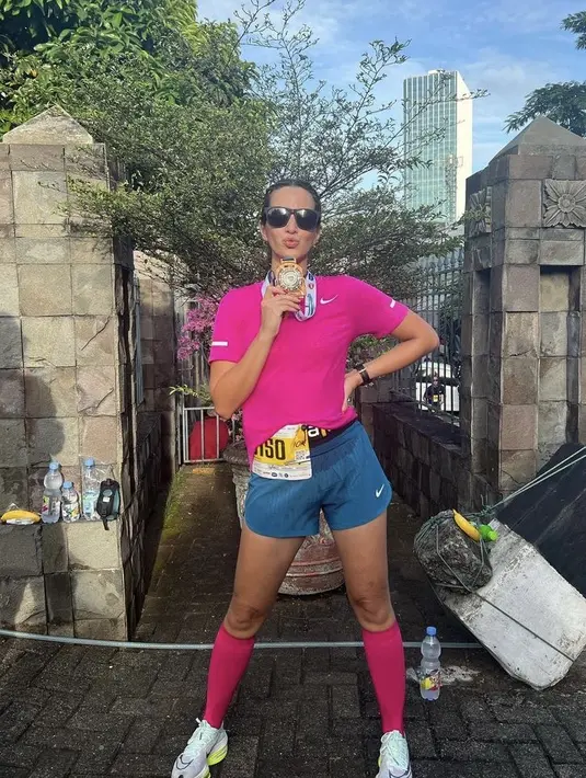 Nia juga kerap mengikuti ajang lomba lari hingga mendapat medali. Kali ini menggunakan tshirt fuschia dan short pants biru. Serasi dengan warna kaos kakinya. (@ramadhaniabakrie)
