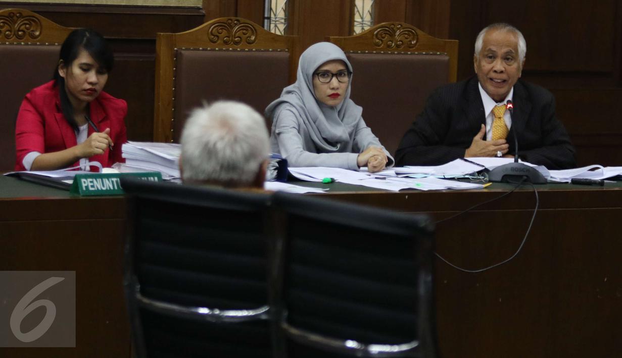 Otto Cornelis Kaligis (kiri) berdialog dengan saksi saat sidang Peninjauan Kembali (PK) di Pengadilan Negeri Jakarta Pusat, Senin (13/3). Sidang tersebut menghadirkan mantan hakim agung Laica Marzuki sebagai saksi ahli. (Liputan6.com/Helmi Afandi)