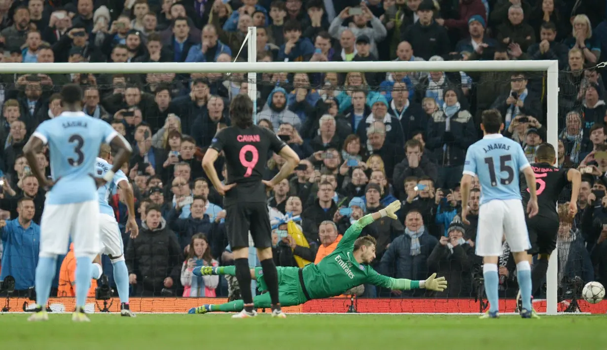 Striker Manchester City, Sergio Aguero, gagal mencetak gol melalui penalti ke gawang PSG pada leg kedua perempat final Liga Champions di Stadion Etihad, Manchester, Rabu (13/4/2016) dini hari WIB. (AFP/Oli Scarff)