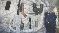 Barang bukti milik kelompok bersenjata Organisasi Papua Merdeka (OPM) yakni pistol revolver, satu pistol rakitan, 5 butir peluru kaliber 9 mm, satu unit HT (Baofeng), satu telepon genggam, satu teleskop optik, dan satu Leica 1000 YDSAT. (Istimewa)