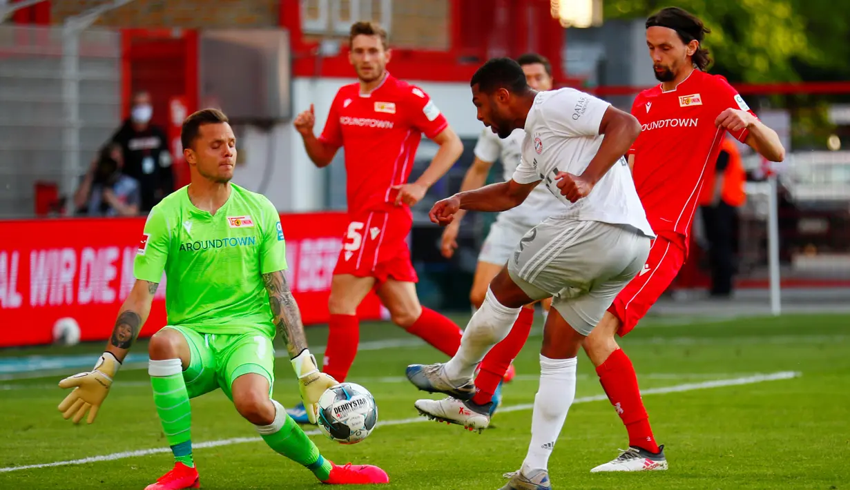 Gelandang Bayern Munchen, Serge Gnabry, melepaskan tendangan ke gawang Union Berlin pada laga Bundesliga  di Alte Foersterei, Minggu (17/5/2020). Bayern Munchen menang 2-0 atas Union Berlin. (AP/Hannibal Hanschke)