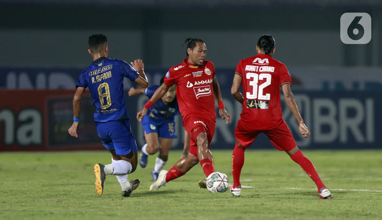 Pemain Persija Jakarta, Tony Sucipto, berusaha melewati pemain PSIS Semarang pada laga BRI Liga 1 di Stadion Indomilk Arena, Tangerang, Minggu (12/9/2021). Pertandingan berakhir 2-2. (Bola.com/M. Iqbal Ichsan)