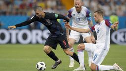 Gelandang Kroasia, Mateo Kovacic, berusaha melewati gelandang Islandia, Gylfi Sigurdsson, pada laga grup D Piala Dunia di Rostov Arena, Rostov-on-Don, Selasa (26/6/2018). Kroasia menang 2-1 atas Islandia. (AP/Vadim Ghirda)