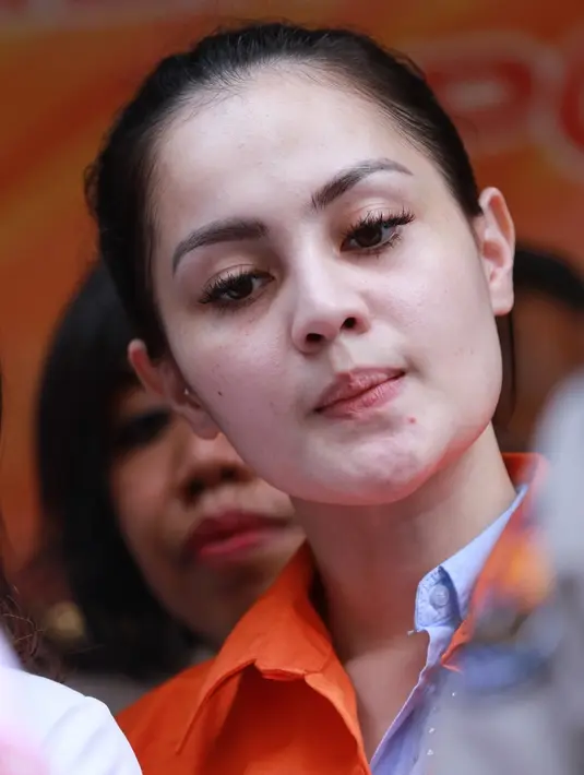 Meski memakai baju tahanan, Jennifer Dunn tetap mengenakan kemeja berlengan panjang dan celana jeansnya. Ia juga menata rambutnya bergaya bun hair dan membuat aura cantiknya terpancar. (Adrian Puta/Bintang.com)